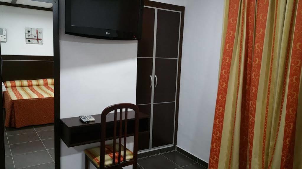 Hostal Restaurante El Lirio Bollullos Par del Condado Esterno foto