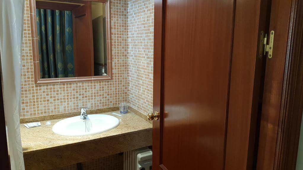 Hostal Restaurante El Lirio Bollullos Par del Condado Esterno foto